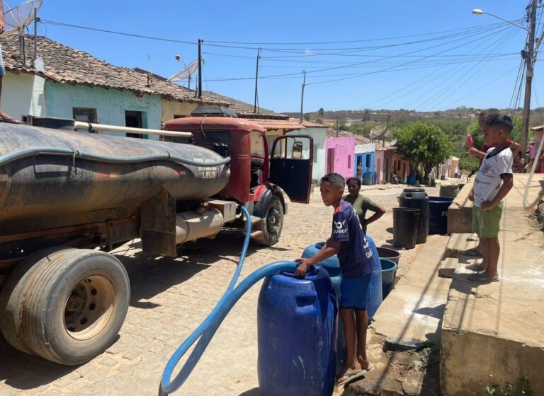  Sertão: pipeiros se unem para distribuir água gratuita para a população afetada pela falta de abastecimento em Ipubi