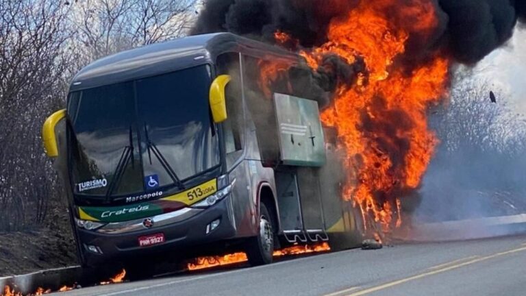  Ônibus com membros da banda do cantor Matheus Fernandes pega fogo no Ceará