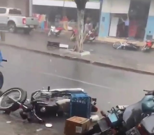  Chuva e forte ventania assusta moradores de Paulistana-PI