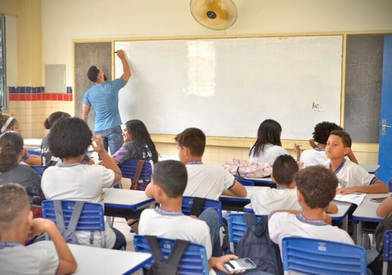  Com celular proibido em sala de aula, rede pública começa ano letivo esta quarta (5) em Pernambuco