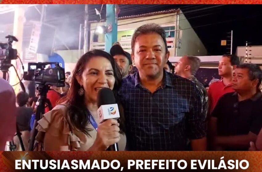  Entusiasmado, prefeito Evilásio Mateus chega ao lançamento do São João de Araripina