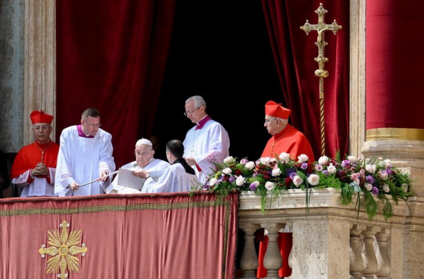 Domingo de Páscoa: em recuperação, papa Francisco acena para fiéis na Praça de São Pedro