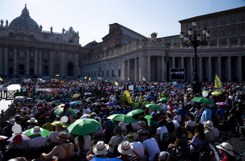  Fiéis fazem homenagem a Francisco na Praça de São Pedro: ”Um grande papa se foi”