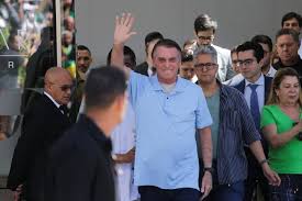  Bolsonaro recebe alta de hospital após 3 semanas de internação