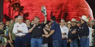  Com boneco de Bolsonaro nas mãos, Tarcísio de Freitas diz que tempo trará justiça a ex-presidente