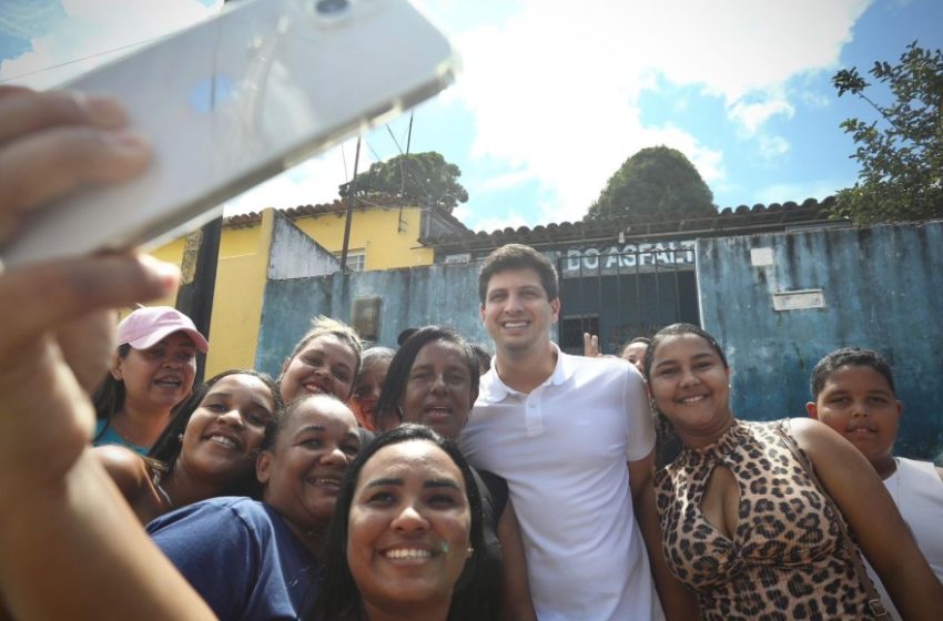  João Campos vistoria obra de proteção de encosta em Lagoa Encantada