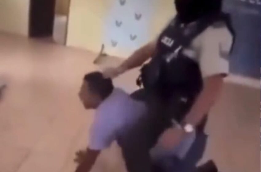  Vídeo mostra policial montando em homem detido e simula fazer o prisioneiro de cavalinho