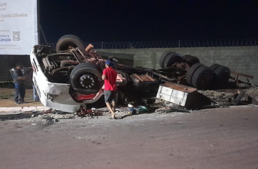  Caminhão capota e motorista morre próximo ao Hospital do Câncer em Araripina