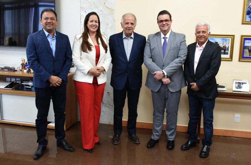  Prefeito de Araripina conquista duas vagas permanentes de peritos médicos federais do INSS junto ao Ministro da Previdência Social