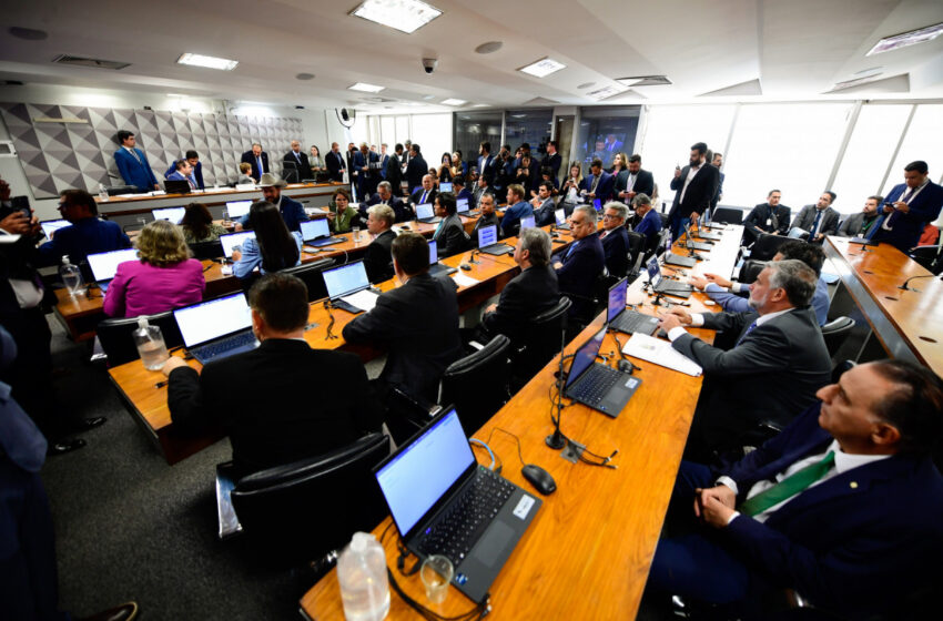  Oposição derrota governo e cúpula do Congresso e elege presidente da CPMI do INSS