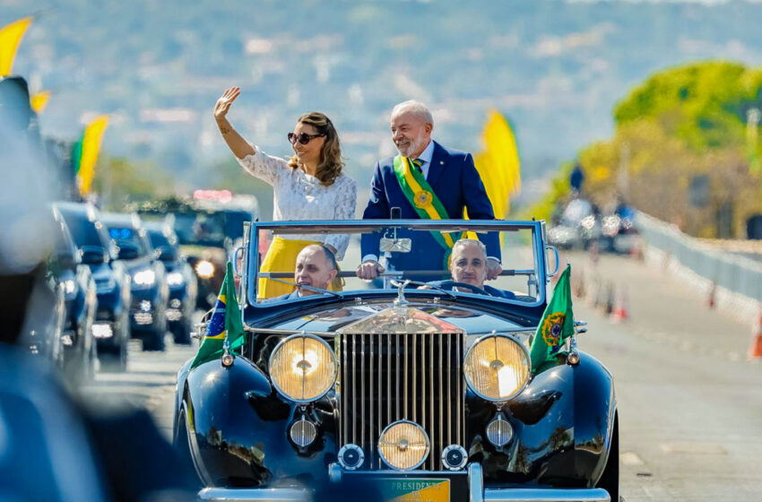  Lula e ministros acompanham desfile; público entoa “sem anistia”