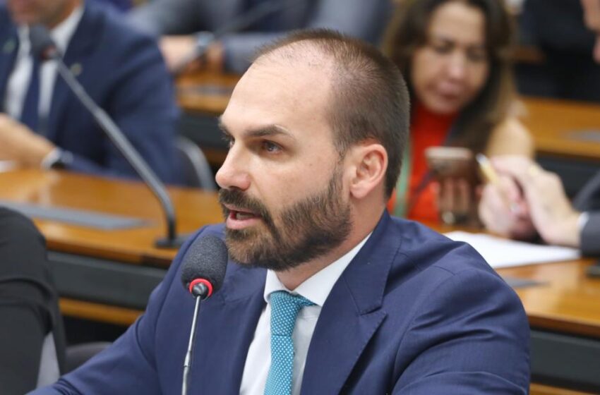  PL torna Eduardo Bolsonaro líder para tentar salvar mandato dele