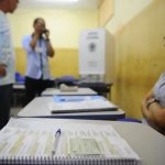 TRE-PE orienta eleitores sobre o uso da cola eleitoral e proibições na cabine de votação