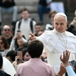 Papa Leão XIV deve ser internado na manhã de terça-feira, diz Vaticano