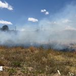 Fogo se espalha por vegetação seca e entulhos às margens da BR-316 e ameaça residências em Araripina
