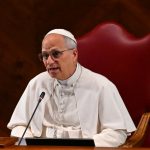 Papa Leão retira parte do pulmão e tem câncer confirmado, diz Vaticano